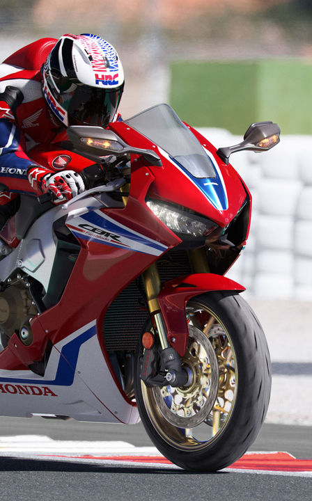 Trojštvrťový predný pohľad na model Honda Fireblade SP na dráhe.