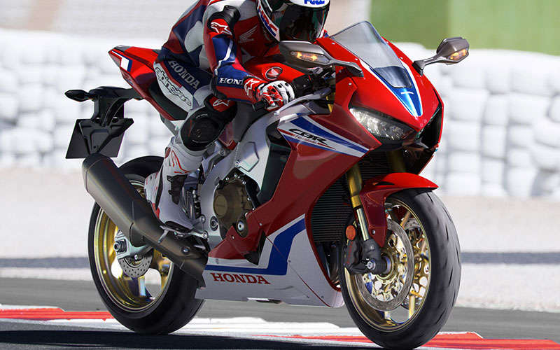 CBR1000RR Fireblade SP trojštvrťový predný záber z pravej strany