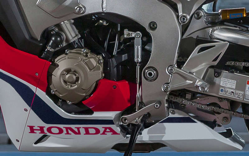 CBR1000RR Fireblade SP priblížený pohľad na motor