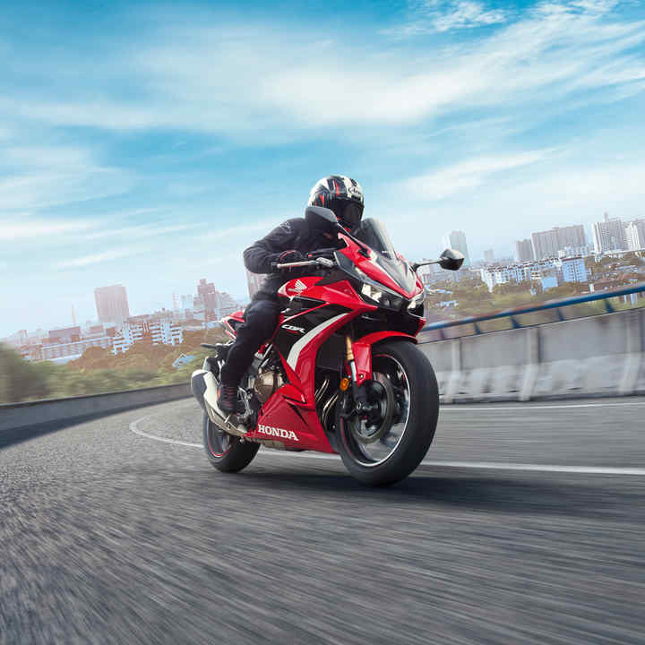 CBR500R: OBSAHUJE PRETEKÁRSKU DNA
