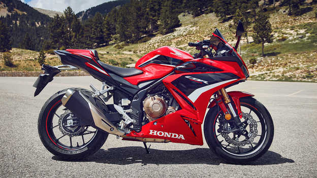 CBR500R Nové ľahké kolesá a kyvná vidlica