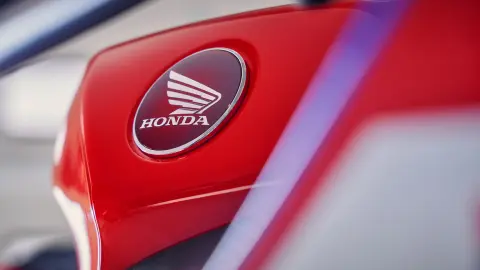 Detailný záber na logo Honda na modeli CBR600RR