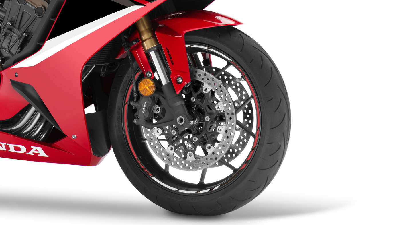 CBR650R, štúdiový záber, detail na brzdové strmene s radiálnym upevnením