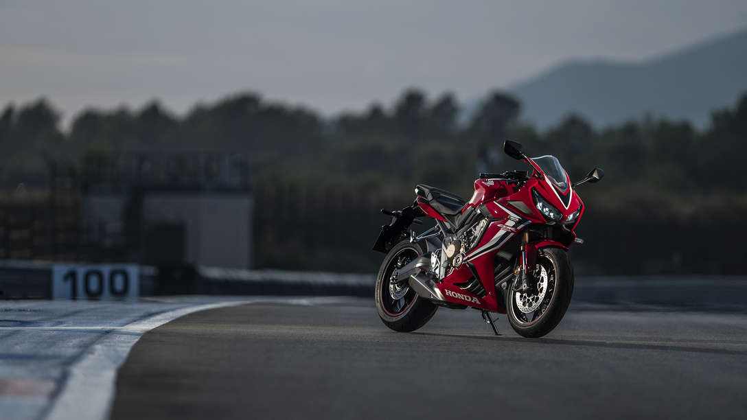 CBR650R, trojštvrťový predný záber z pravej strany na pretekársku trať