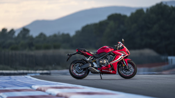 Honda CBR650R na dráhe.