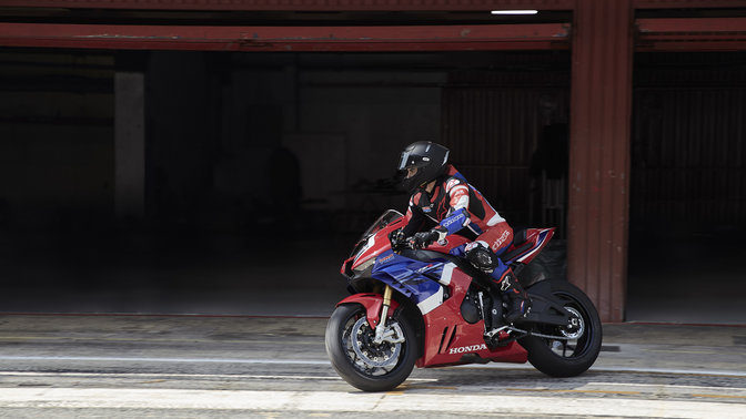 Motocykel Honda CBR1000RR-R Fireblade SP na trati.