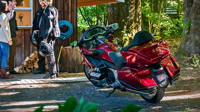 Model Honda Gold Wing zaparkovaný vo vidieckom prostredí.