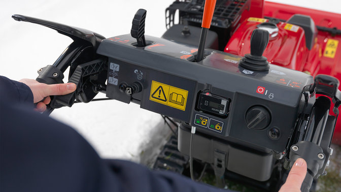 ruky na rukov&auml;ti snehovej fr&eacute;zy