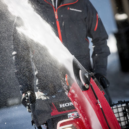 Snehov&aacute; fr&eacute;za radu&nbsp;HSS&nbsp;1380A použ&iacute;van&aacute; modelom, zasnežen&eacute; prostredie.