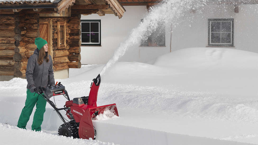 Model radu&nbsp;HSS 760A pri použ&iacute;van&iacute; obsluhou na streche budovy.