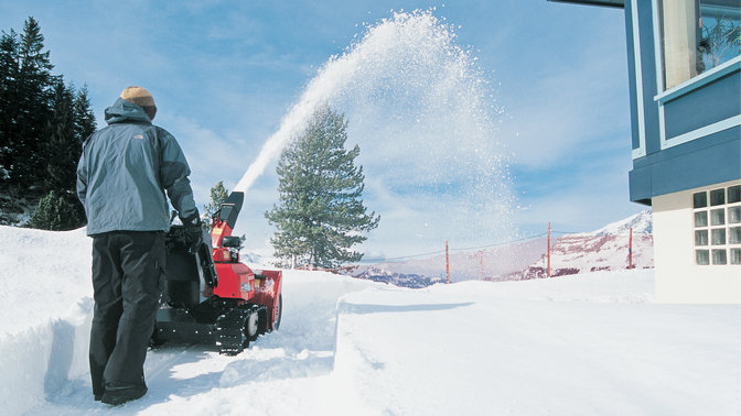 Snehov&aacute; fr&eacute;za Hybrid použ&iacute;van&aacute; modelom, na z&aacute;hrade.