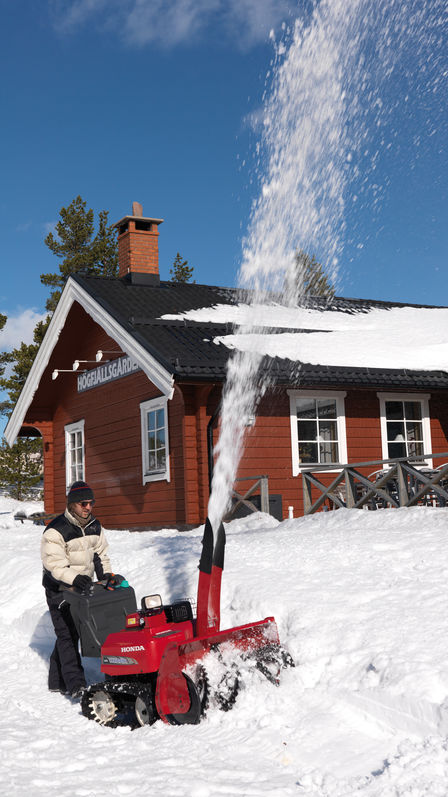 Snehov&aacute; fr&eacute;za Hybrid použ&iacute;van&aacute; modelom, na z&aacute;hrade.