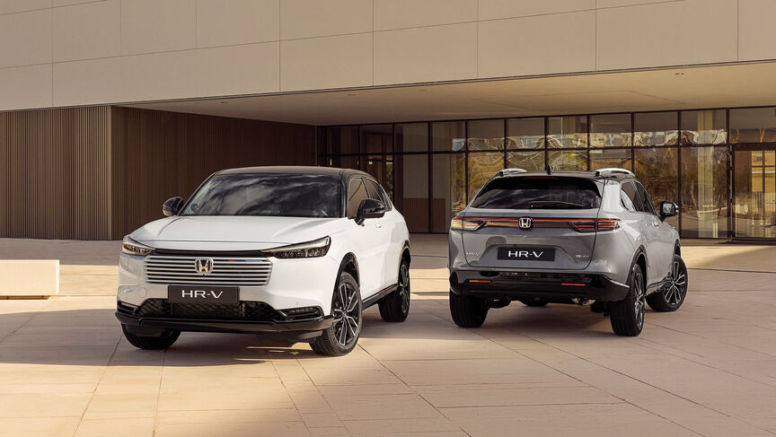 Pohľad spredu na vozidlo Honda HR-V idúce po vidieckej ceste